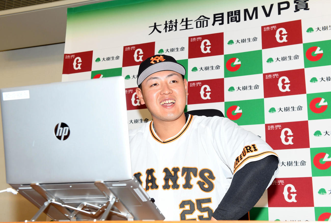 初の月間を受賞し笑顔を見せる巨人岡本和（撮影・たえ見朱実）