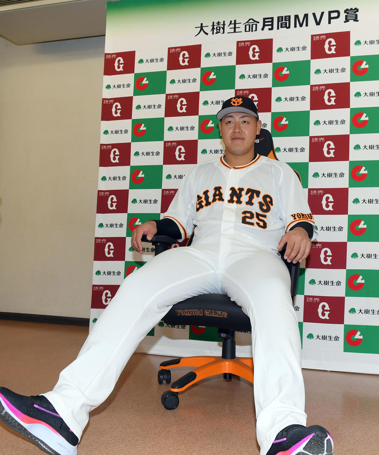 初の月間を受賞し笑顔を見せる巨人岡本和（撮影・たえ見朱実）