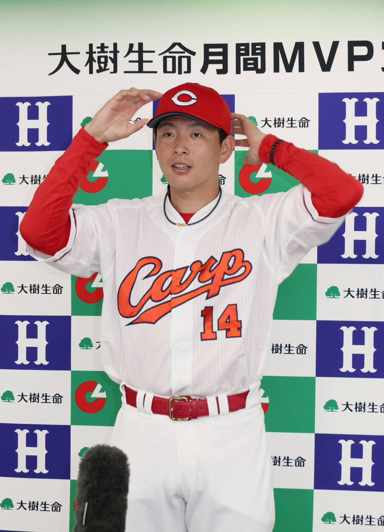 月間MVPを受賞し、会見する広島大瀬良（撮影・加藤孝規）