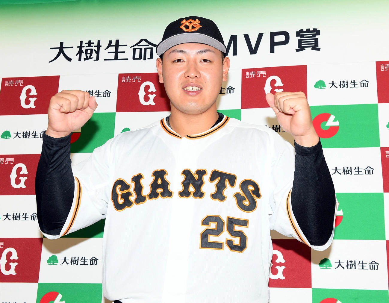 初の月間を受賞しポーズを決める巨人岡本和（撮影・たえ見朱実）
