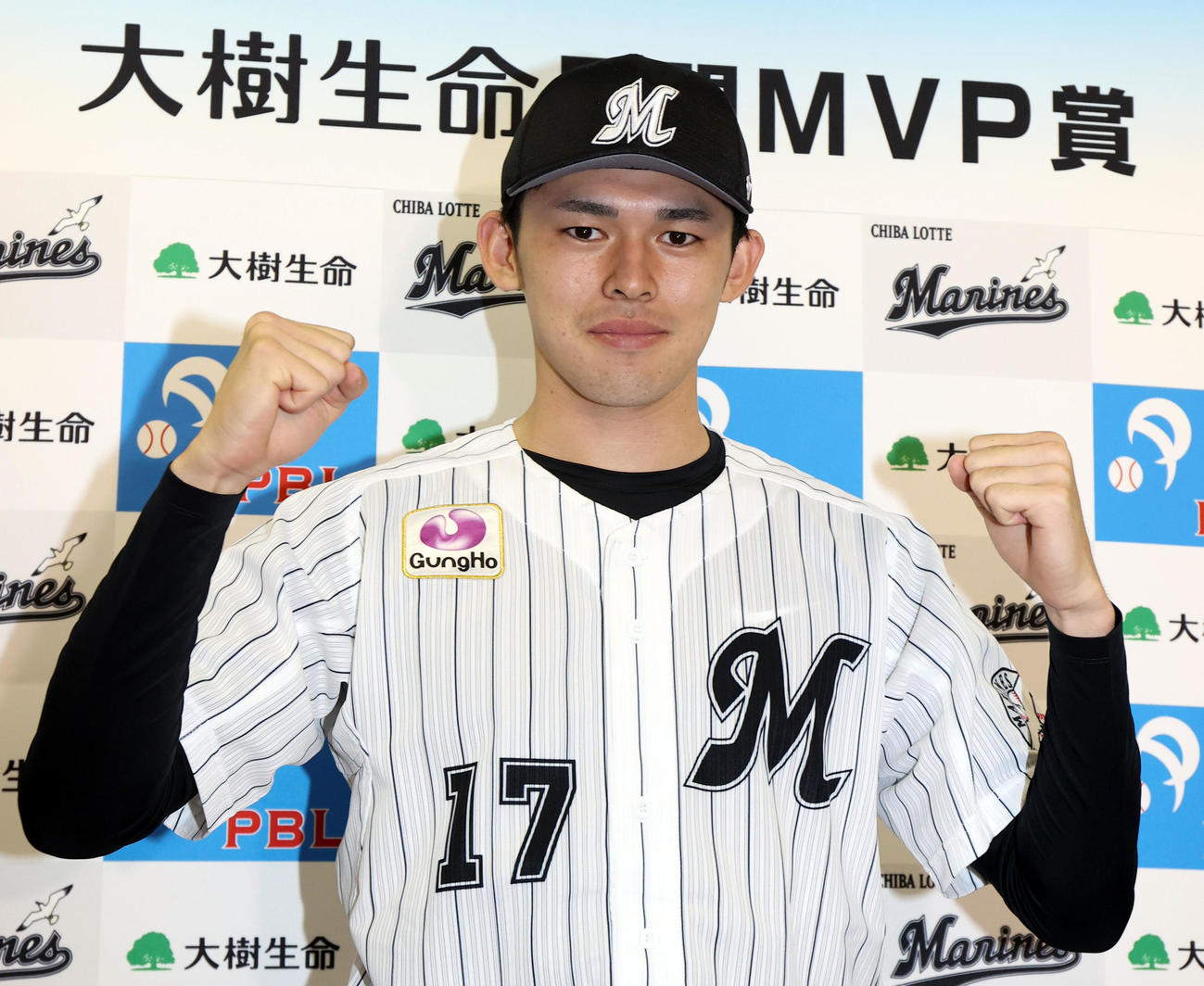 初の「大樹生命月間MVP」に選ばれ、ガッツポーズを決めるロッテ佐々木朗（撮影・狩俣裕三）