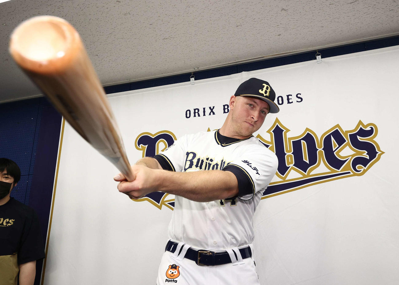 オリックス対ロッテ　入団会見でバットを振ってアピールするマッカーシー（撮影・上田博志）