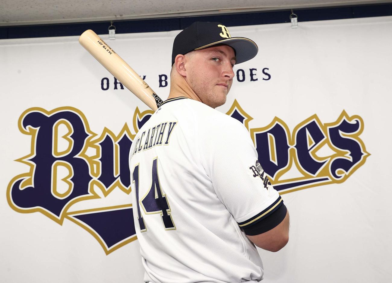 オリックス対ロッテ　入団会見で背番号14を披露するマッカーシー（撮影・上田博志）