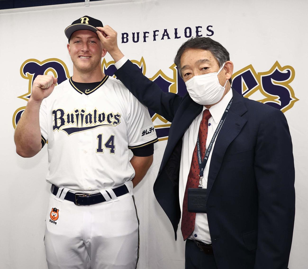 オリックス対ロッテ　入団会見で笑顔を見せるマッカーシー（左）と横田球団本部長（撮影・上田博志）