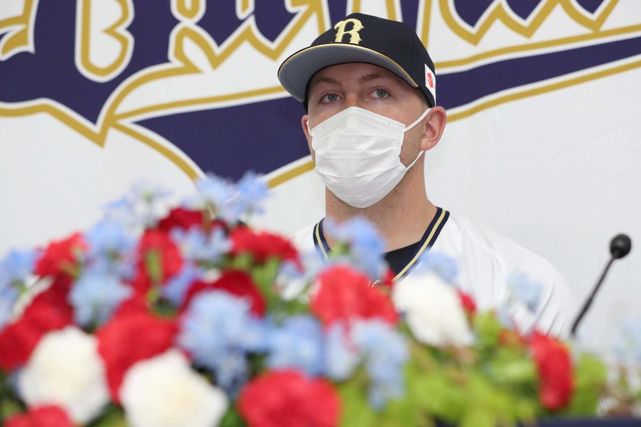 オリックス対ロッテ　マッカーシーは京セラドーム大阪で入団会見する（撮影・上田博志）
