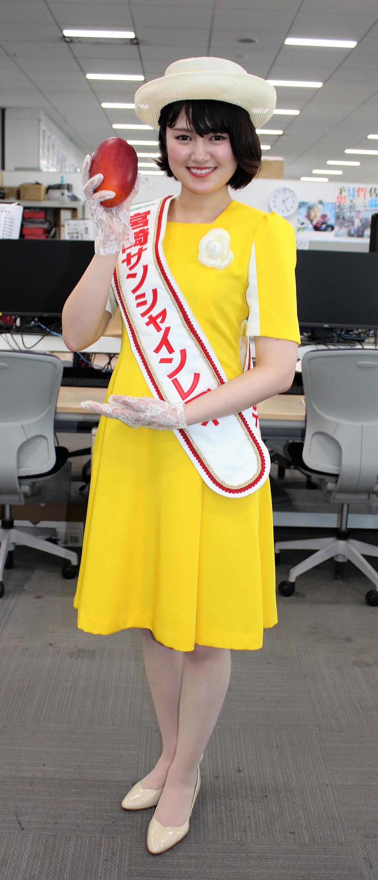 キャンプ地みやざきスペシャルゲームPRのために来社した宮崎サンシャインレディの小山桜さん（撮影・鎌田敏晴）