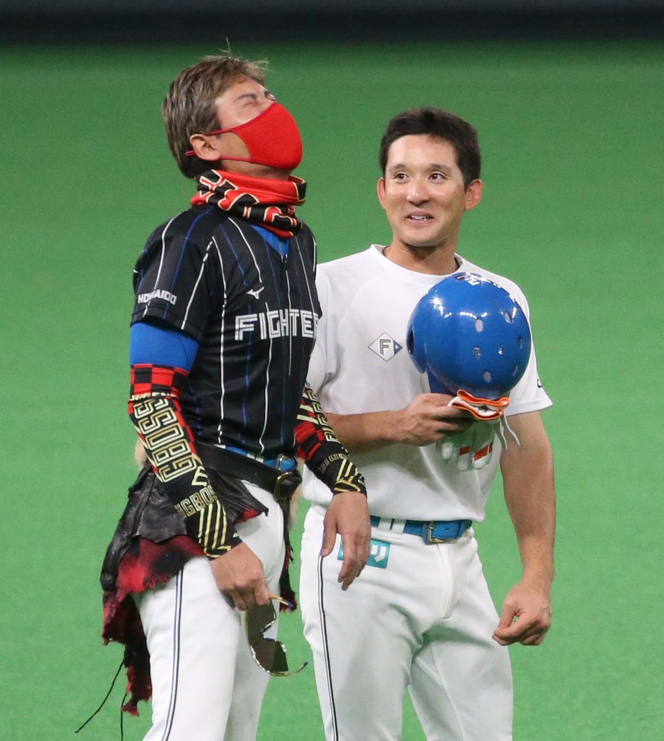 日本ハム対ソフトバンク　試合前、チームに合流した杉谷（右）と話す新庄監督（撮影・黒川智章）