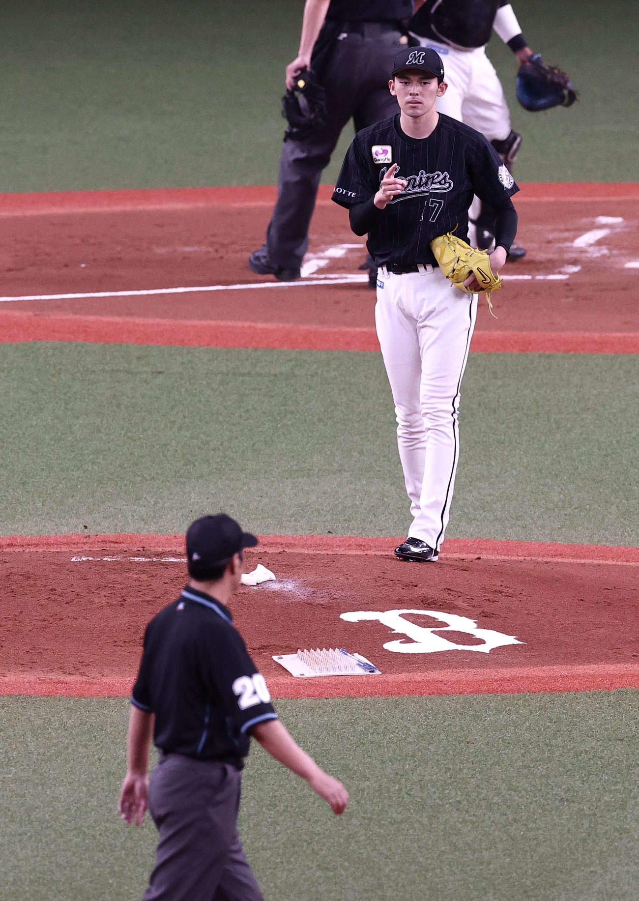 オリックス対ロッテ　ロッテ先発の佐々木朗希（左）と二塁塁審の白井審判員（撮影・上田博志）