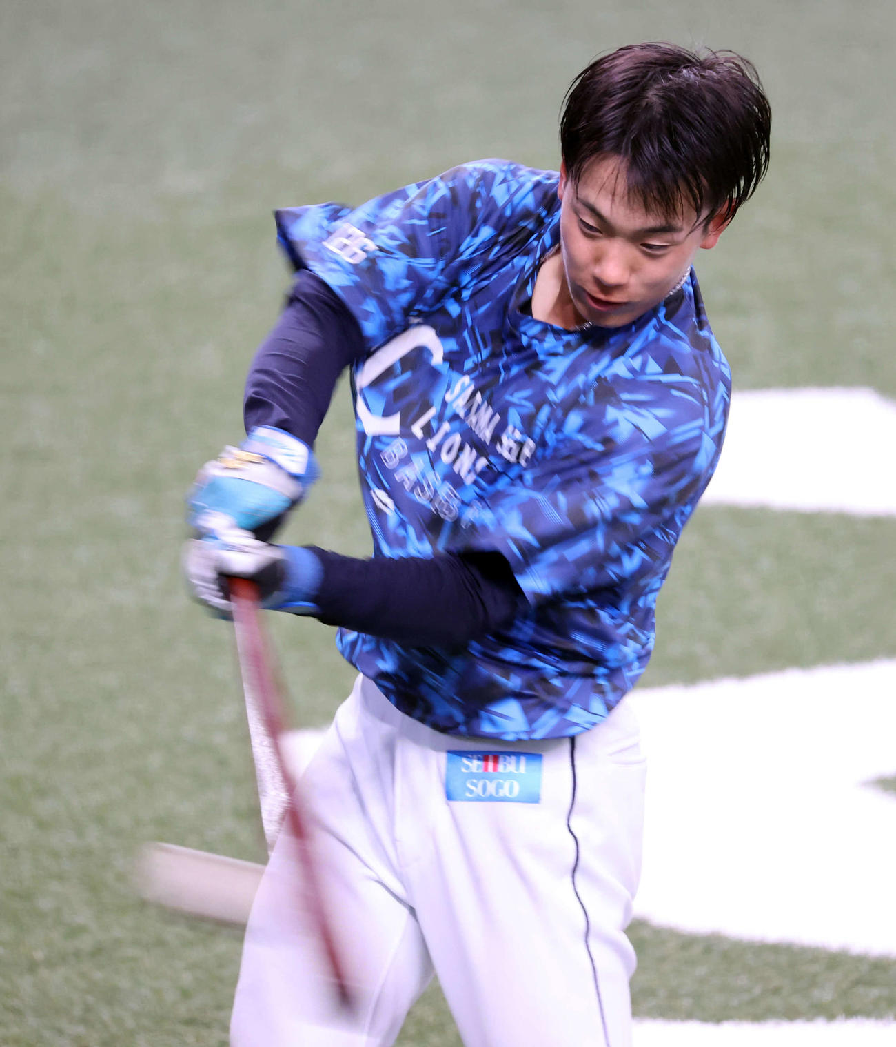 西武対楽天　西武の滝沢はティー打撃する（撮影・浅見桂子）