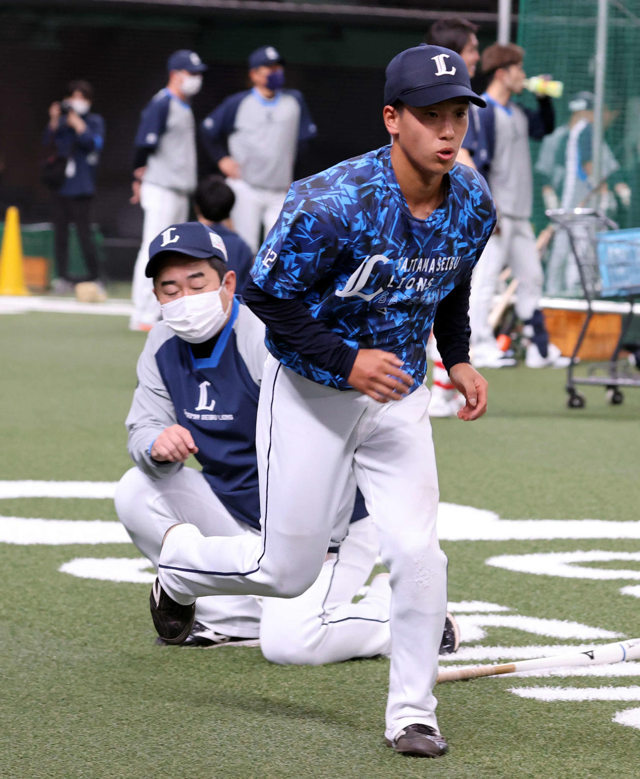 西武対楽天　西武の滝沢は走塁練習する（撮影・浅見桂子）