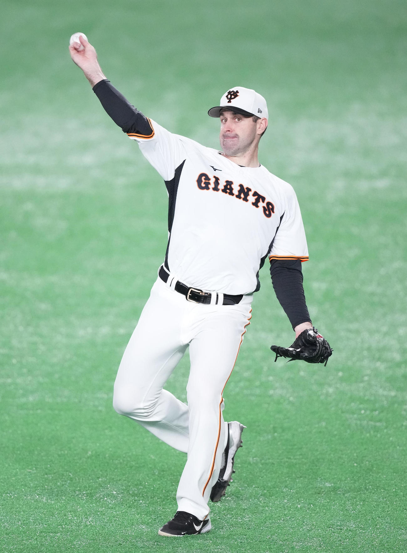 巨人対中日　試合前練習でキャッチボールする巨人シューメーカー（撮影・鈴木みどり）