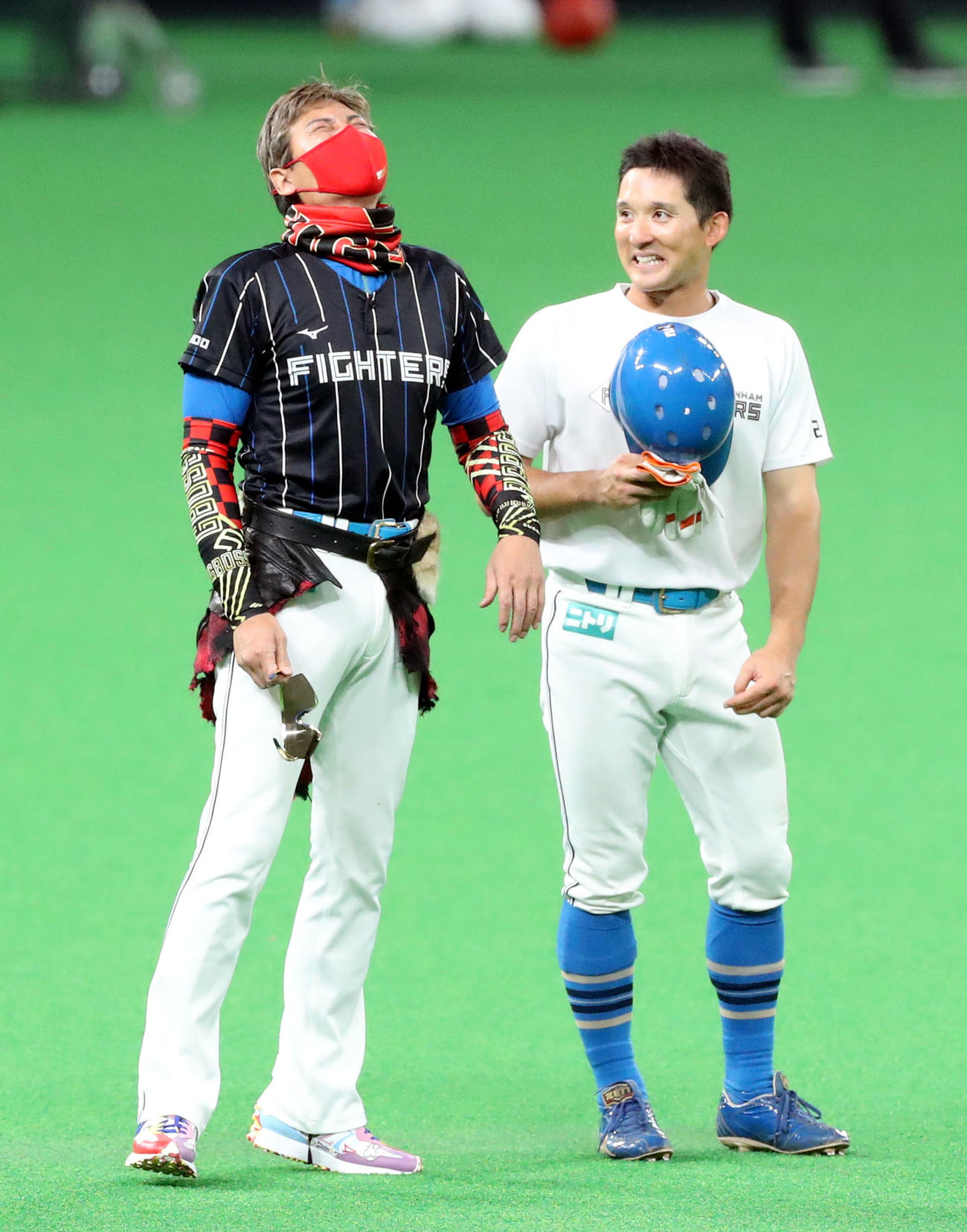日本ハム対ソフトバンク　試合前、談笑する日本ハム新庄監督（左）と杉谷（撮影・佐藤翔太）