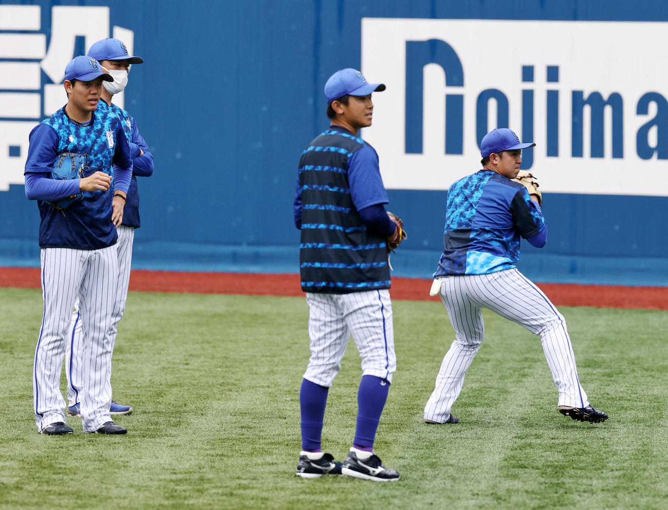 練習でキャッチボールする左から、DeNA上茶谷大河、今永昇太、東克樹（撮影・加藤哉）