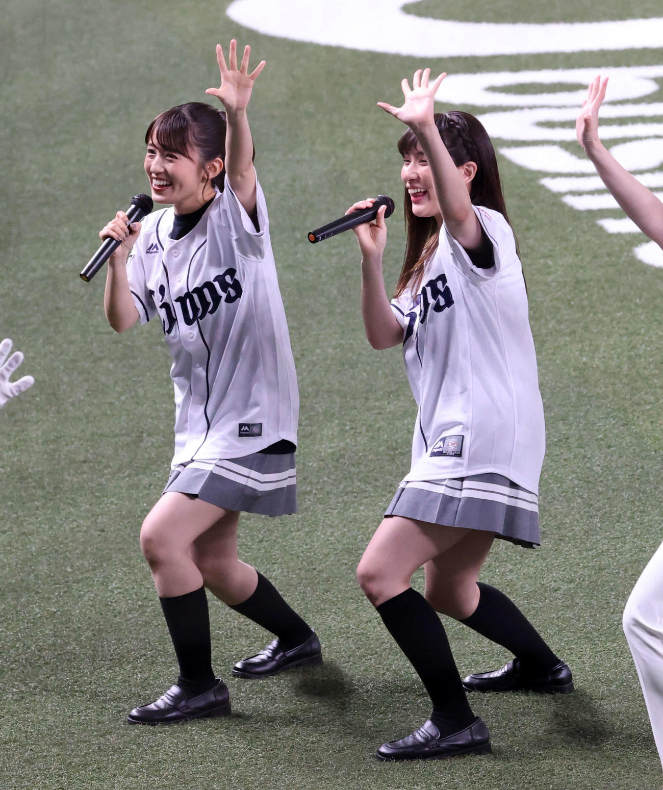 西武対楽天　「ラブライブ！サンシャイン！！」に登場する9人組スクールアイドルグループ「Aqours」の声優の逢田梨香子（左）と伊波杏樹はどすこいポーズを披露（撮影・浅見桂子）
