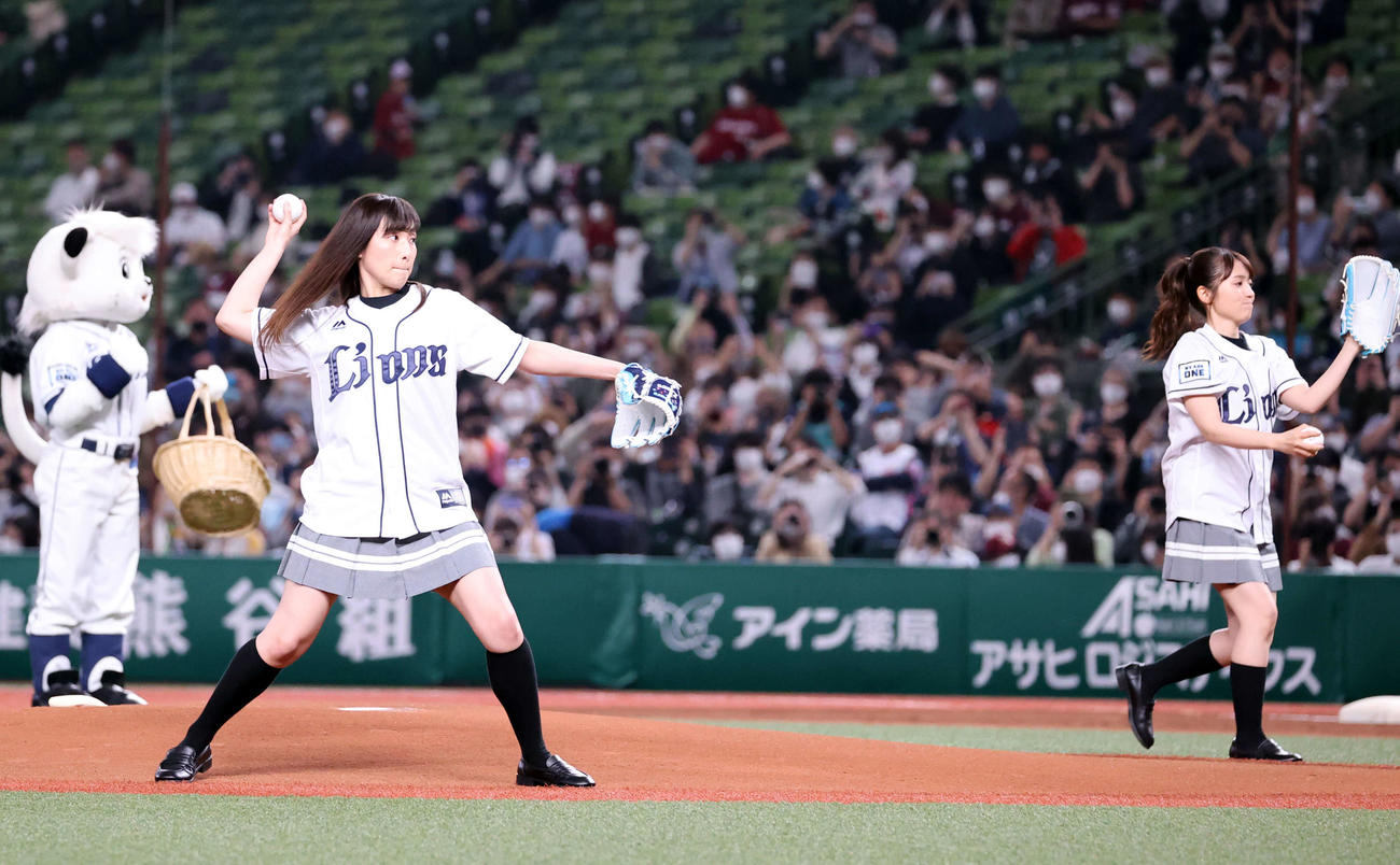 西武対楽天　始球式を務める声優の伊波杏樹（左）と逢田梨香子（撮影・浅見桂子）