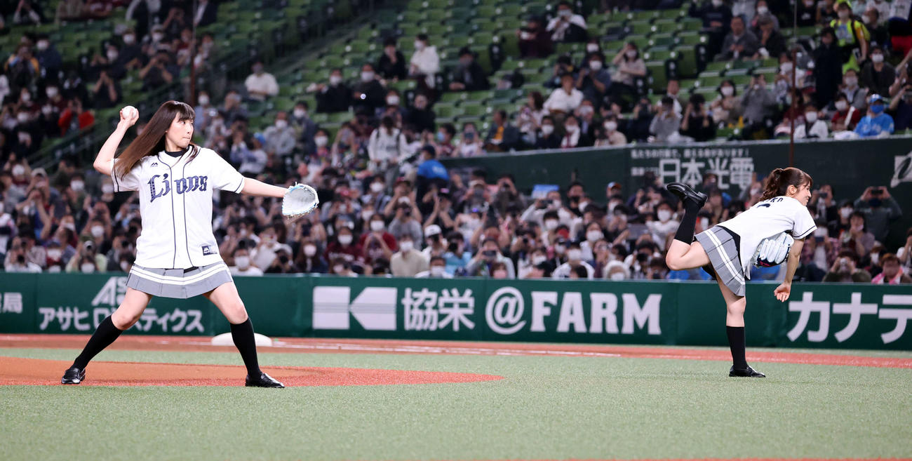 西武対楽天　始球式を務める声優の伊波杏樹（左）と逢田梨香子（撮影・浅見桂子）