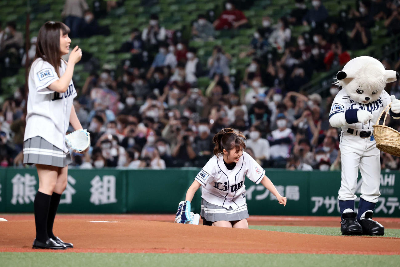 西武対楽天　始球式を務める声優の伊波杏樹（左）と逢田梨香子（撮影・浅見桂子）