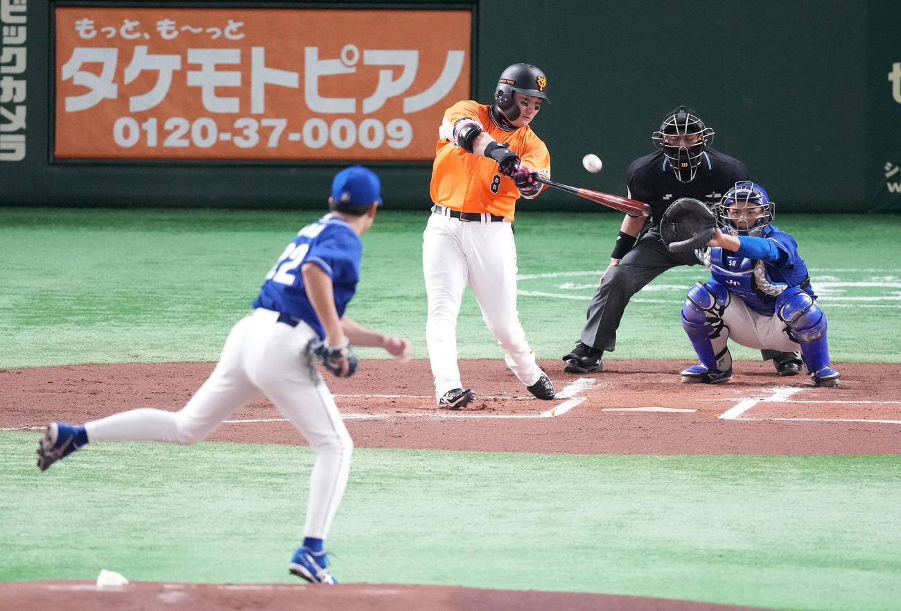 巨人対中日　1回裏巨人無死、右越えに先頭打者本塁打を放つ丸。投手大野雄（撮影・鈴木みどり）