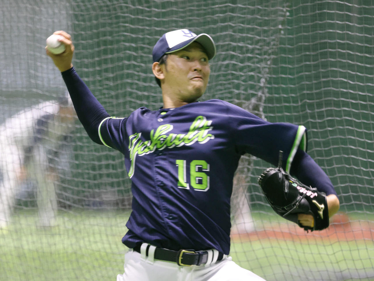 広島対ヤクルト　キャッチボールをするヤクルト原樹理（撮影・加藤孝規）