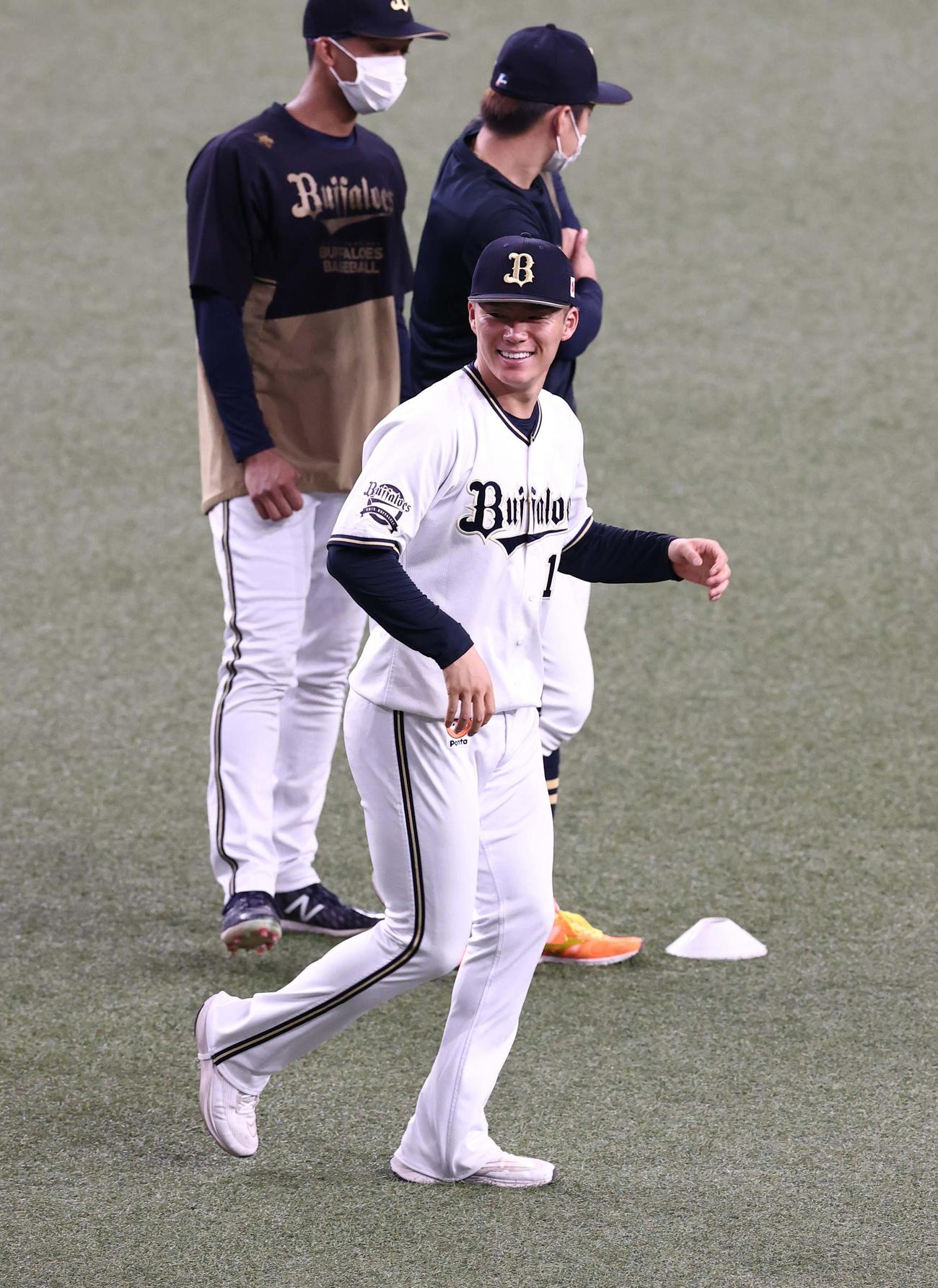 オリックス対ロッテ　笑顔を見せながらアップをする山本（撮影・上田博志）
