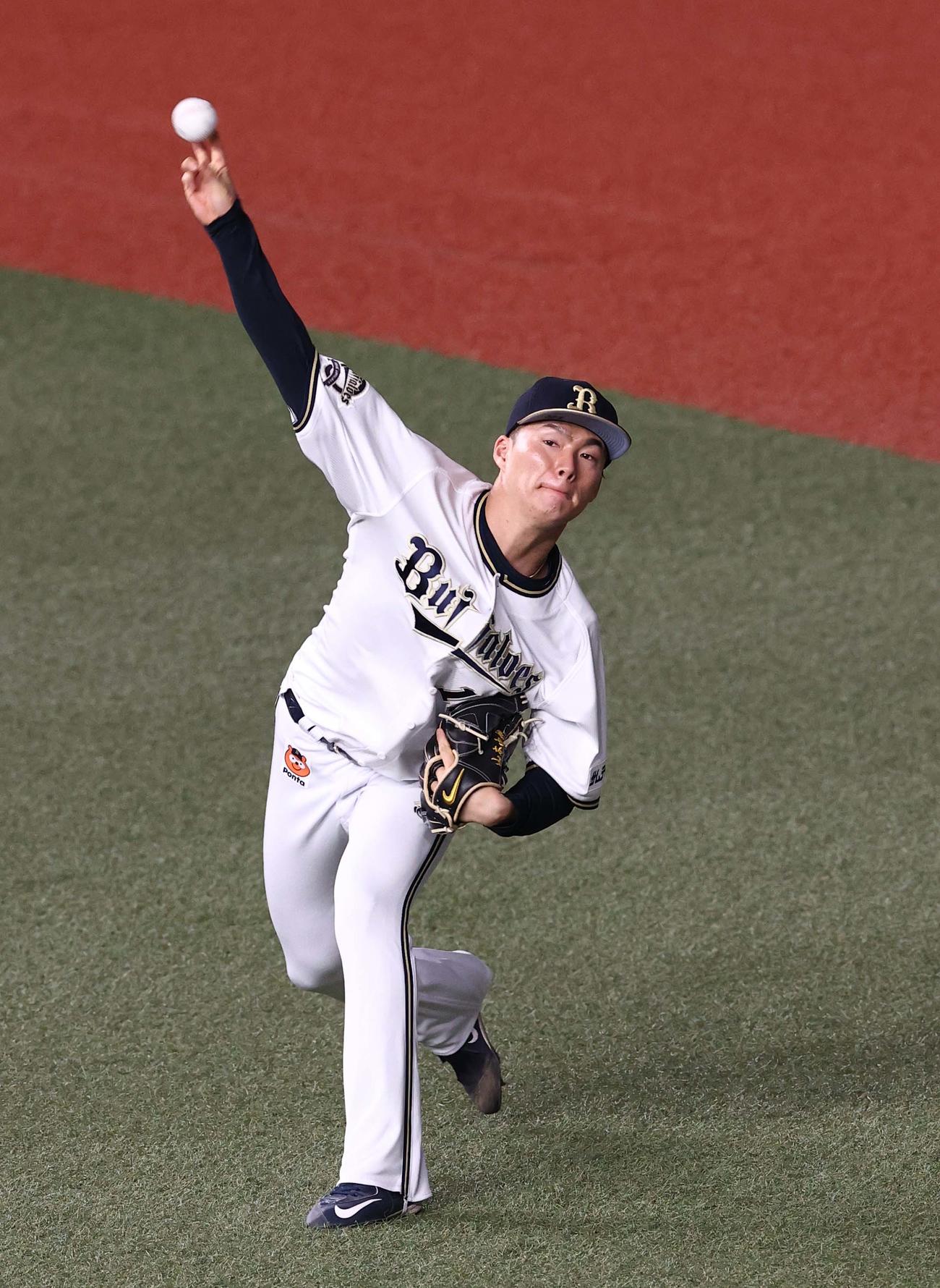 オリックス対ロッテ　キャッチボールをして調整する山本（撮影・上田博志）
