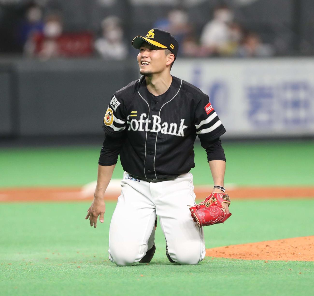 日本ハム対ソフトバンク　4回裏日本ハム無死一塁、投球中にバランスを崩し転倒しボークとなる千賀（撮影・黒川智章）