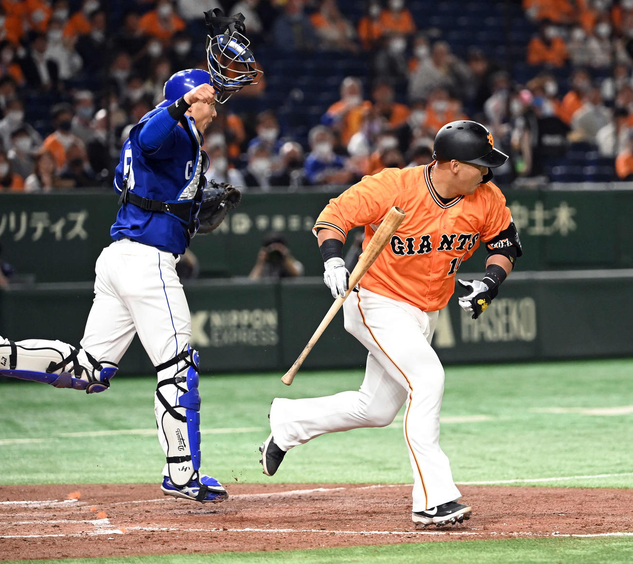 巨人対中日　4回裏巨人無死一、二塁、送りバントを決める中田（撮影・たえ見朱実）