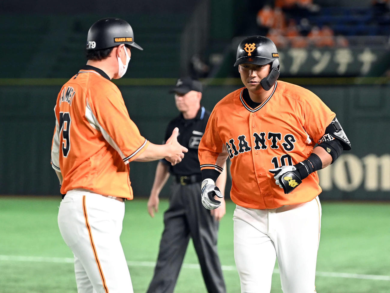 巨人対中日　4回裏巨人無死一、二塁、送りバントを決める中田（撮影・たえ見朱実）