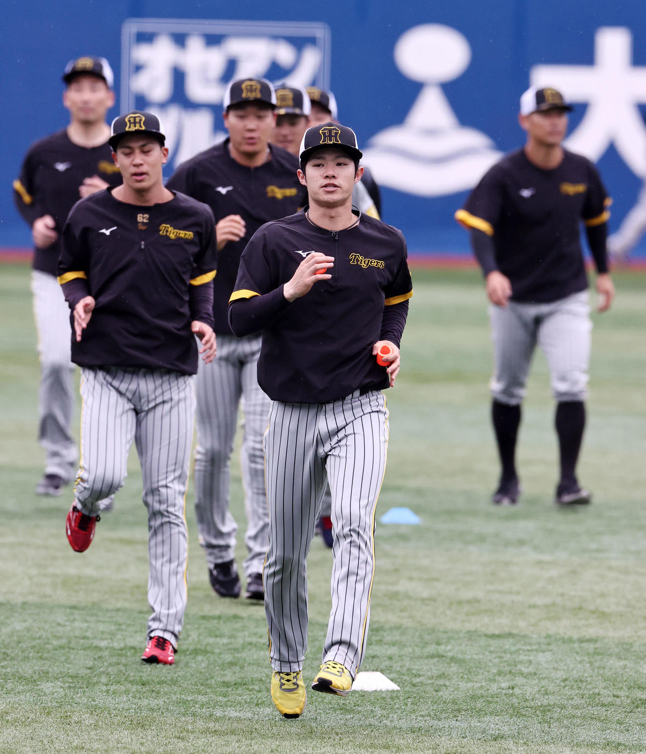 DeNA対阪神　ウオームアップする中野（撮影・加藤哉）