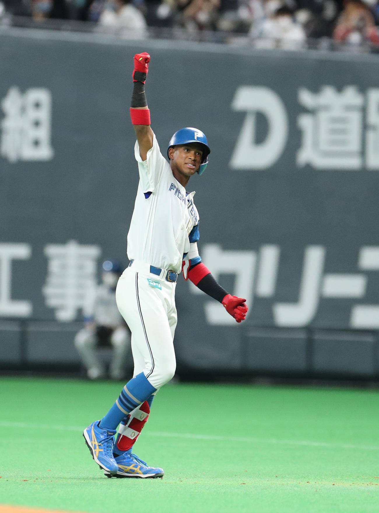 日本ハム対ソフトバンク　4回裏日本ハム2死二塁、万波は先制となる中前適時打を放ちガッツポーズをする（撮影・佐藤翔太）