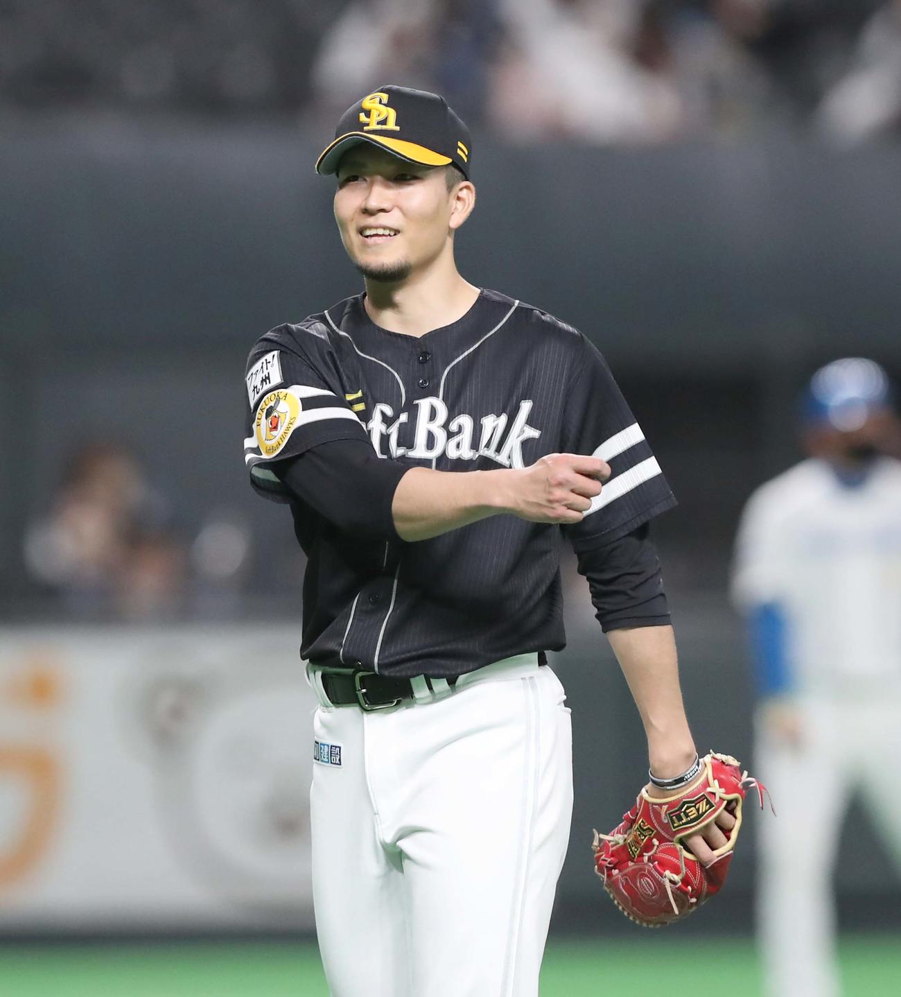 日本ハム対ソフトバンク　1回裏、打者を3人で抑え笑顔の千賀（撮影・黒川智章）