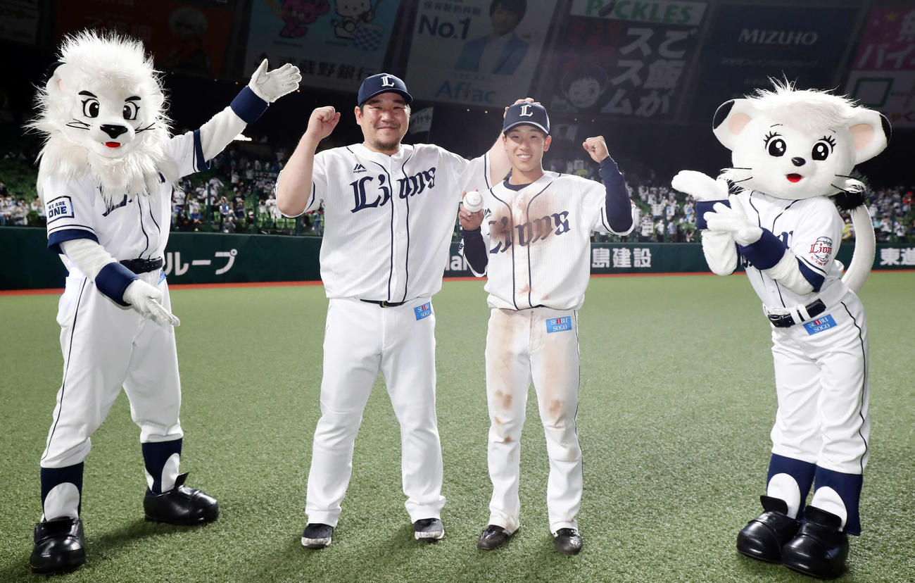 西武対楽天　滝沢（右）の頭をなでて笑顔を見せる西武中村（撮影・浅見桂子）