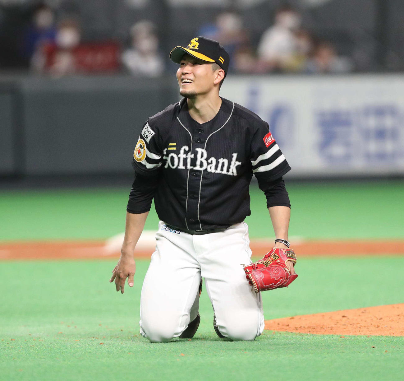 日本ハム対ソフトバンク　4回裏日本ハム無死一塁、投球中にバランスを崩し転倒しボークとなる千賀（撮影・黒川智章）