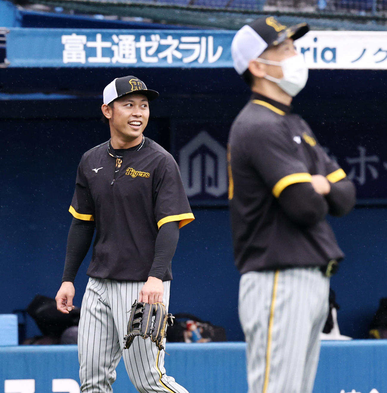 DeNA対阪神　明るい表情で移動する高山。右は矢野監督（撮影・加藤哉）