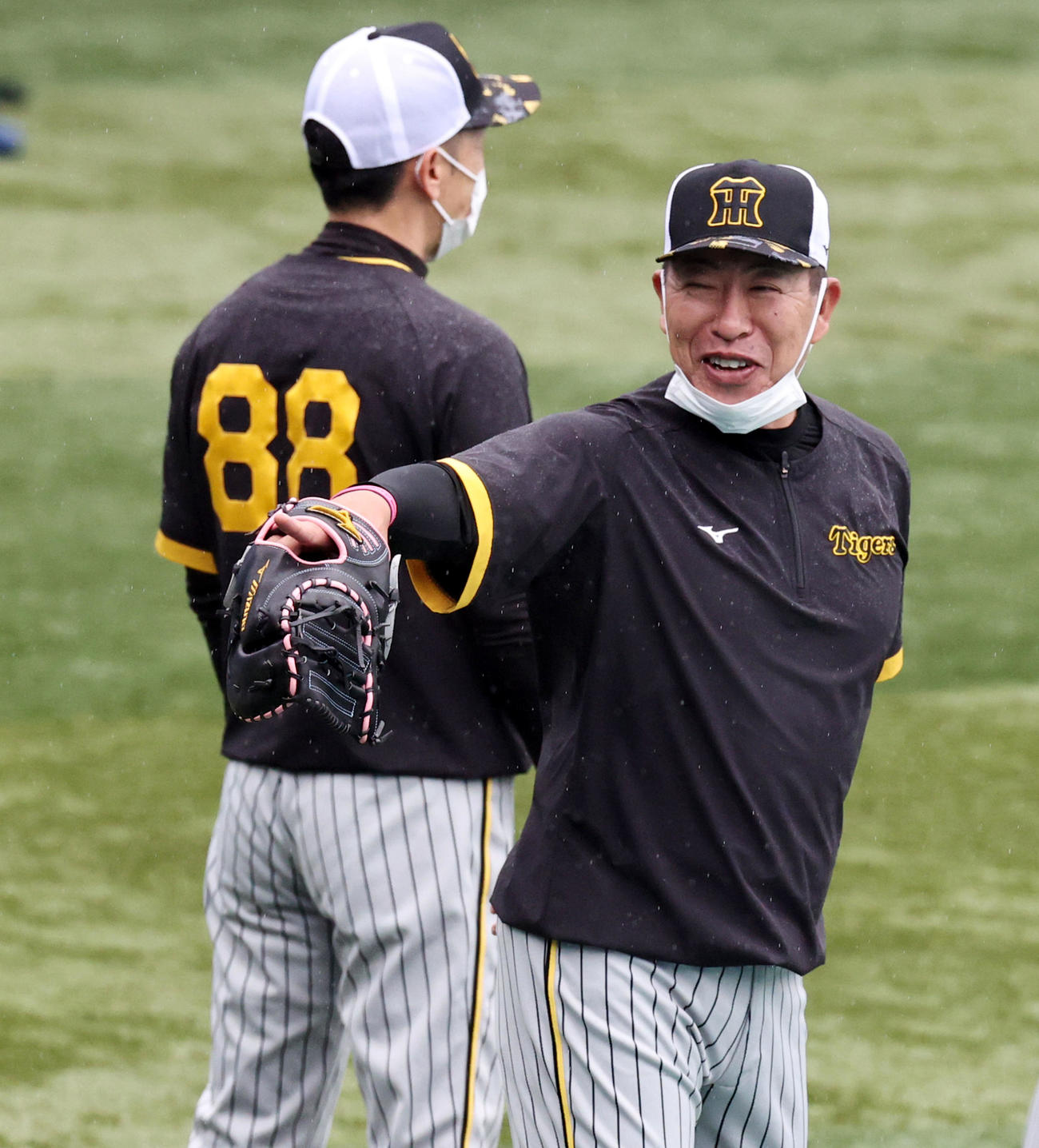 DeNA対阪神　練習中笑顔を見せる井上ヘッドコーチ。左は矢野監督（撮影・加藤哉）
