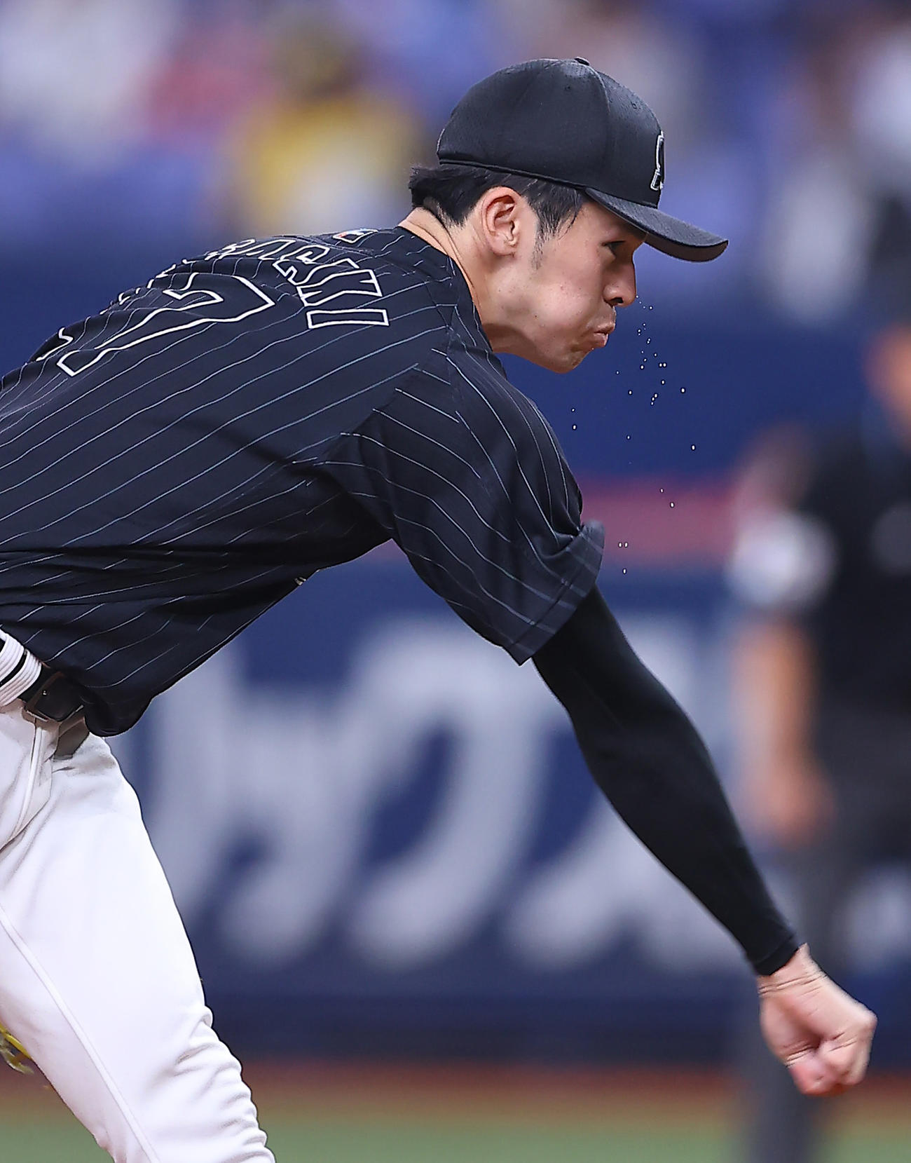 オリックス対ロッテ　汗を飛ばし力投するロッテ先発の佐々木朗（撮影・垰建太）