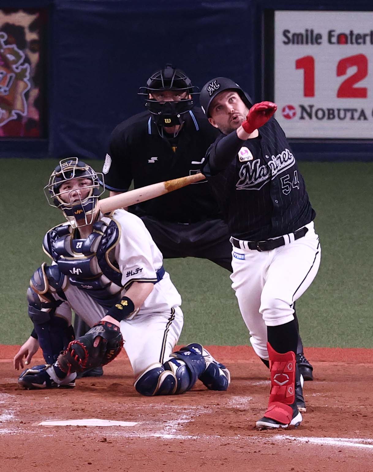 オリックス対ロッテ　8回表ロッテ2死、左中間へソロ本塁打を放つレアード（撮影・上田博志）
