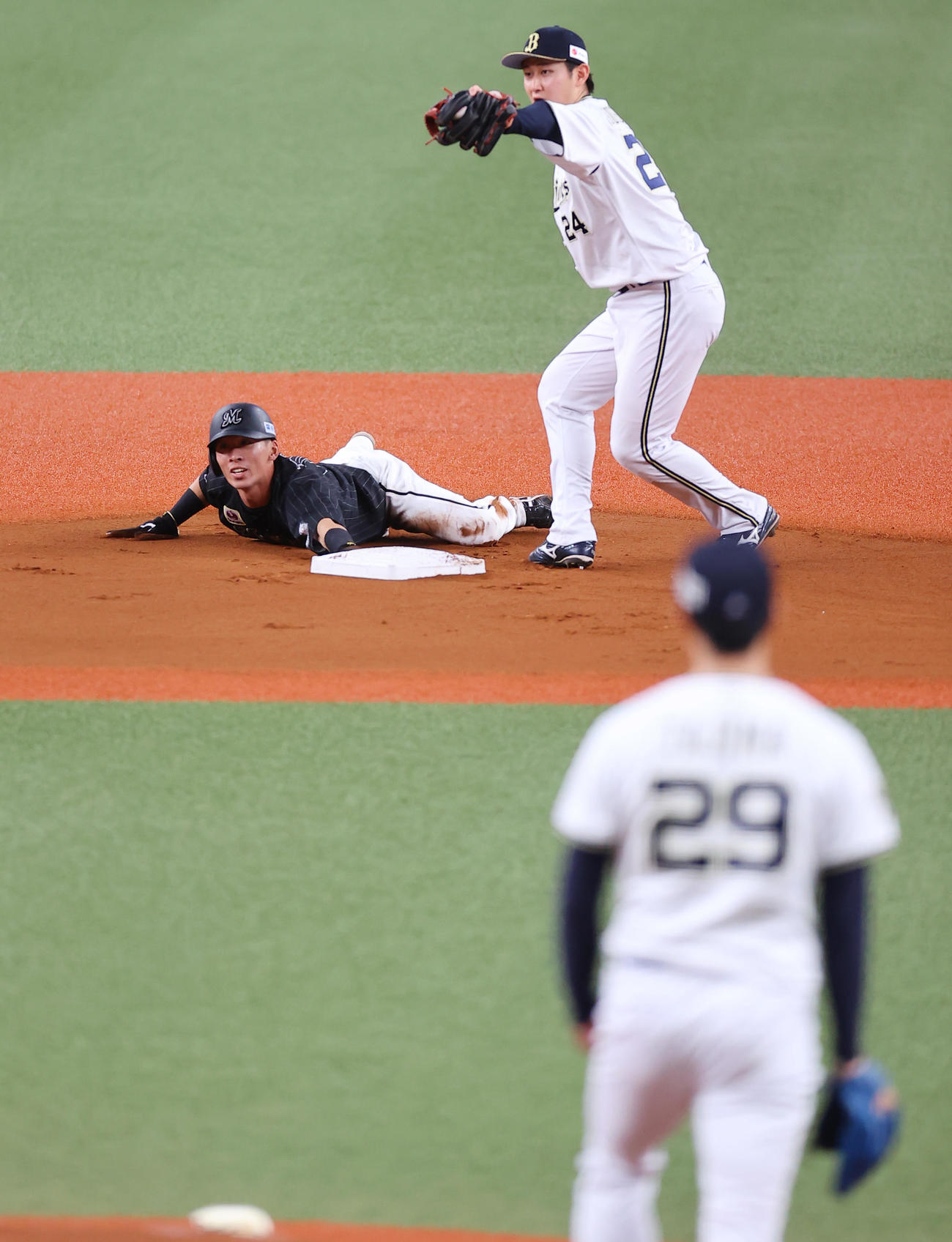 オリックス対ロッテ　1回表ロッテ無死一塁、二塁盗塁を決める高部（左）。遊撃手紅林（撮影・垰建太）