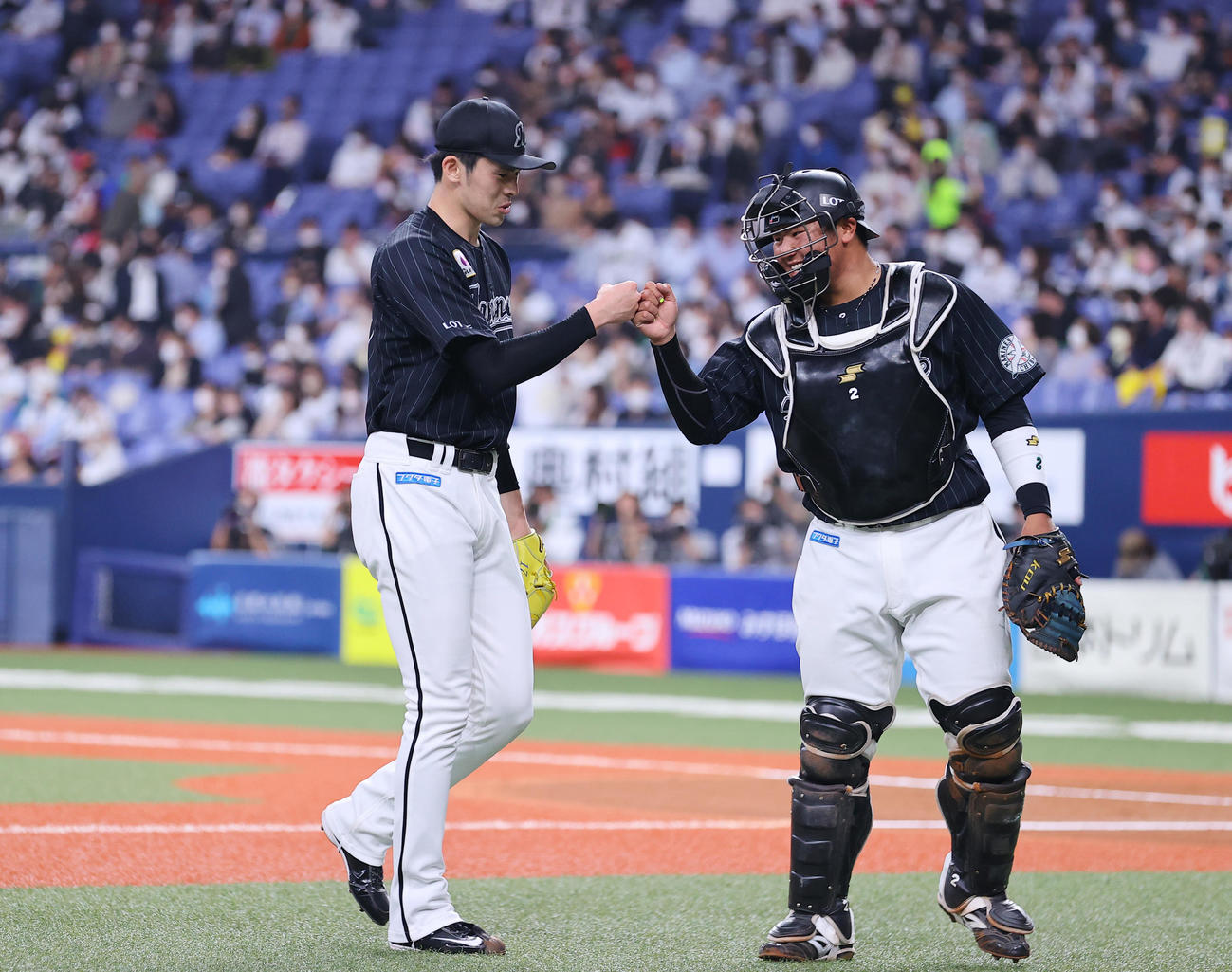 オリックス対ロッテ　7回裏オリックスの攻撃を無失点に抑え笑顔でグータッチを交わす佐々木朗（左）と松川（撮影・垰建太）