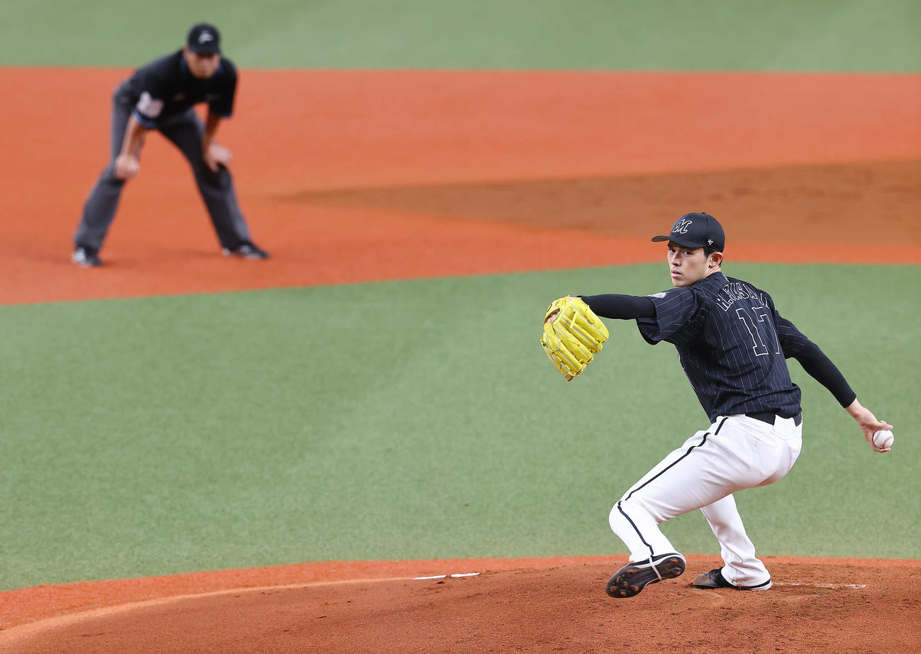 オリックス対ロッテ　白井球審員（左）が見つめる中、力投するロッテ先発の佐々木朗（撮影・垰建太）