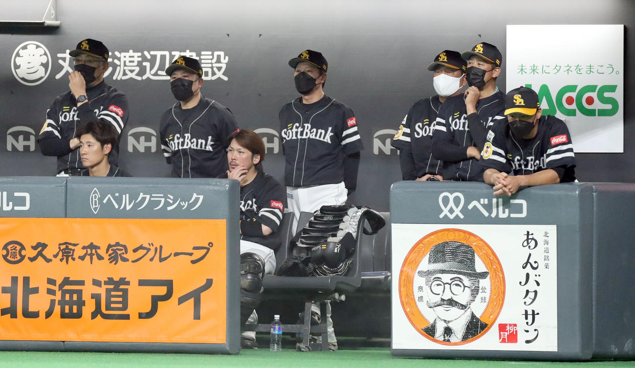 日本ハム対ソフトバンク　ベンチから試合を見つめるソフトバンク藤本監督（右から3人目）（撮影・佐藤翔太）