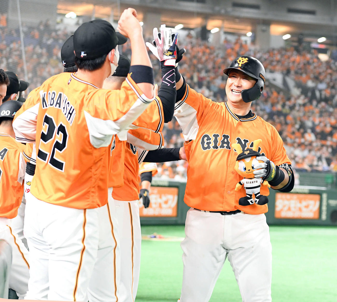 巨人対中日　8回裏巨人無死一塁、2点本塁打を放った中田はチームメートとハイタッチ（撮影・たえ見朱実）