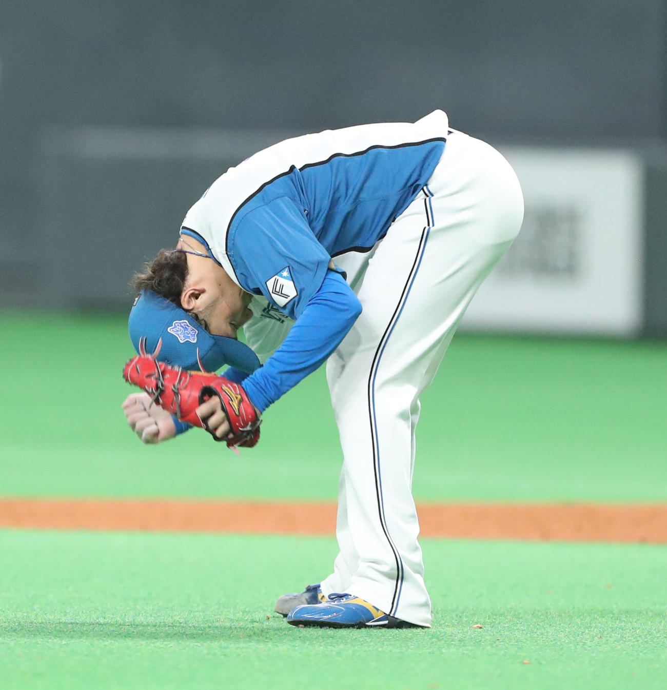 日本ハム対ソフトバンク　完封勝利にガッツポーズをする日本ハム伊藤（撮影・佐藤翔太）