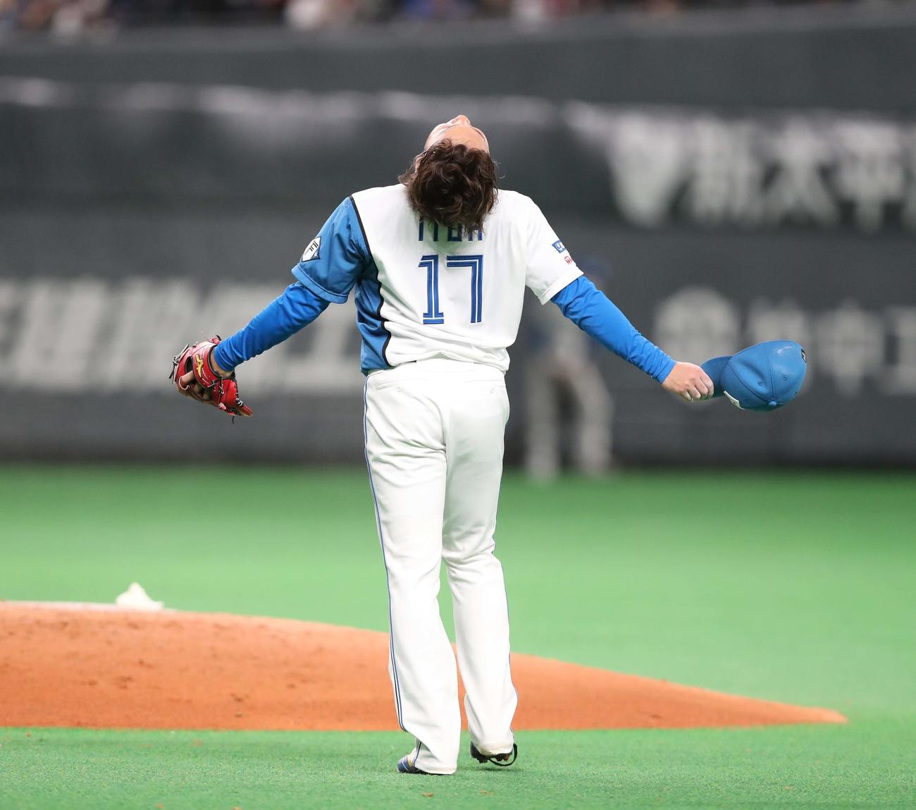 日本ハム対ソフトバンク　完封勝利し天を仰ぐ伊藤（撮影・黒川智章）