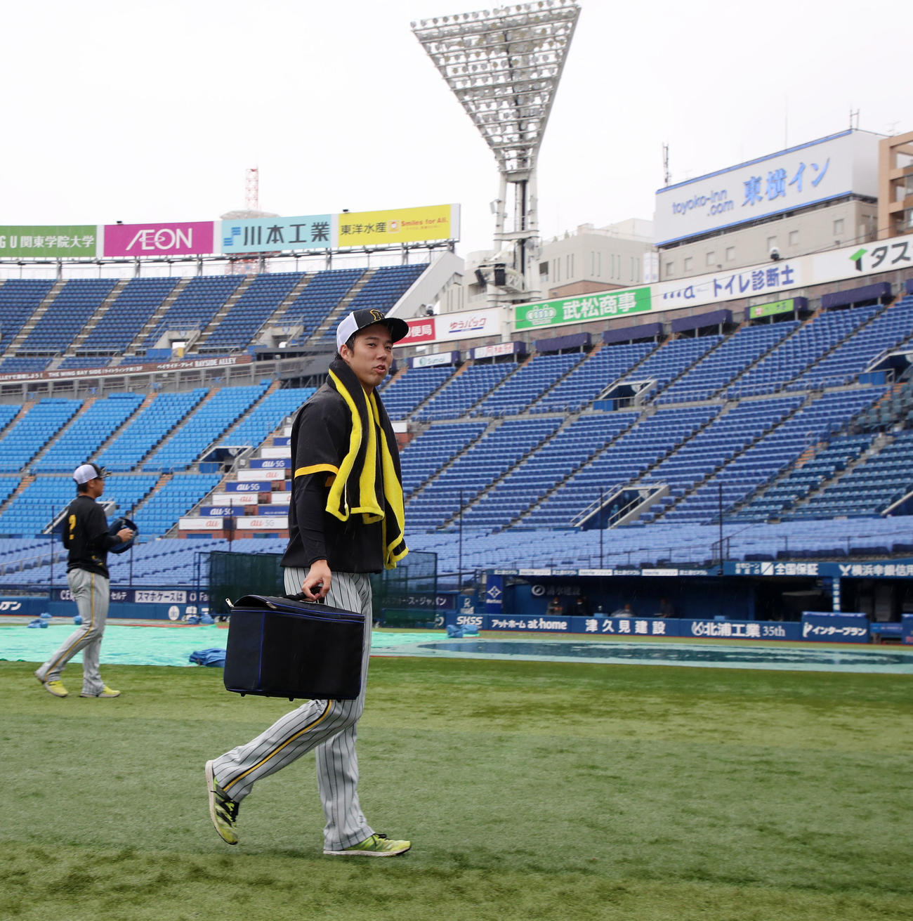 DeNA対阪神　先発予定試合が雨天中止となり練習を終え引き揚げる青柳（撮影・加藤哉）