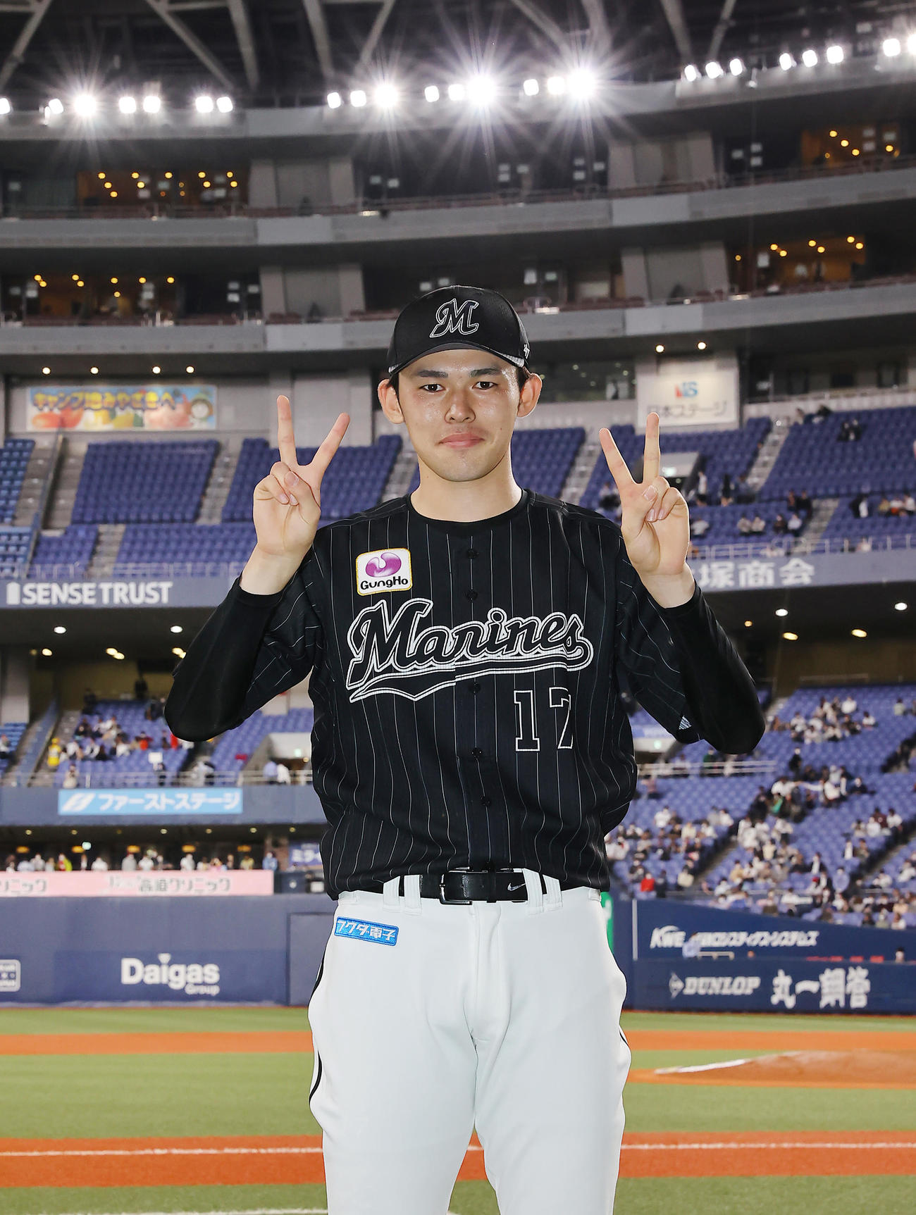 オリックス対ロッテ　4勝目を挙げ笑顔でポーズを決めるロッテ佐々木朗（撮影・垰建太）