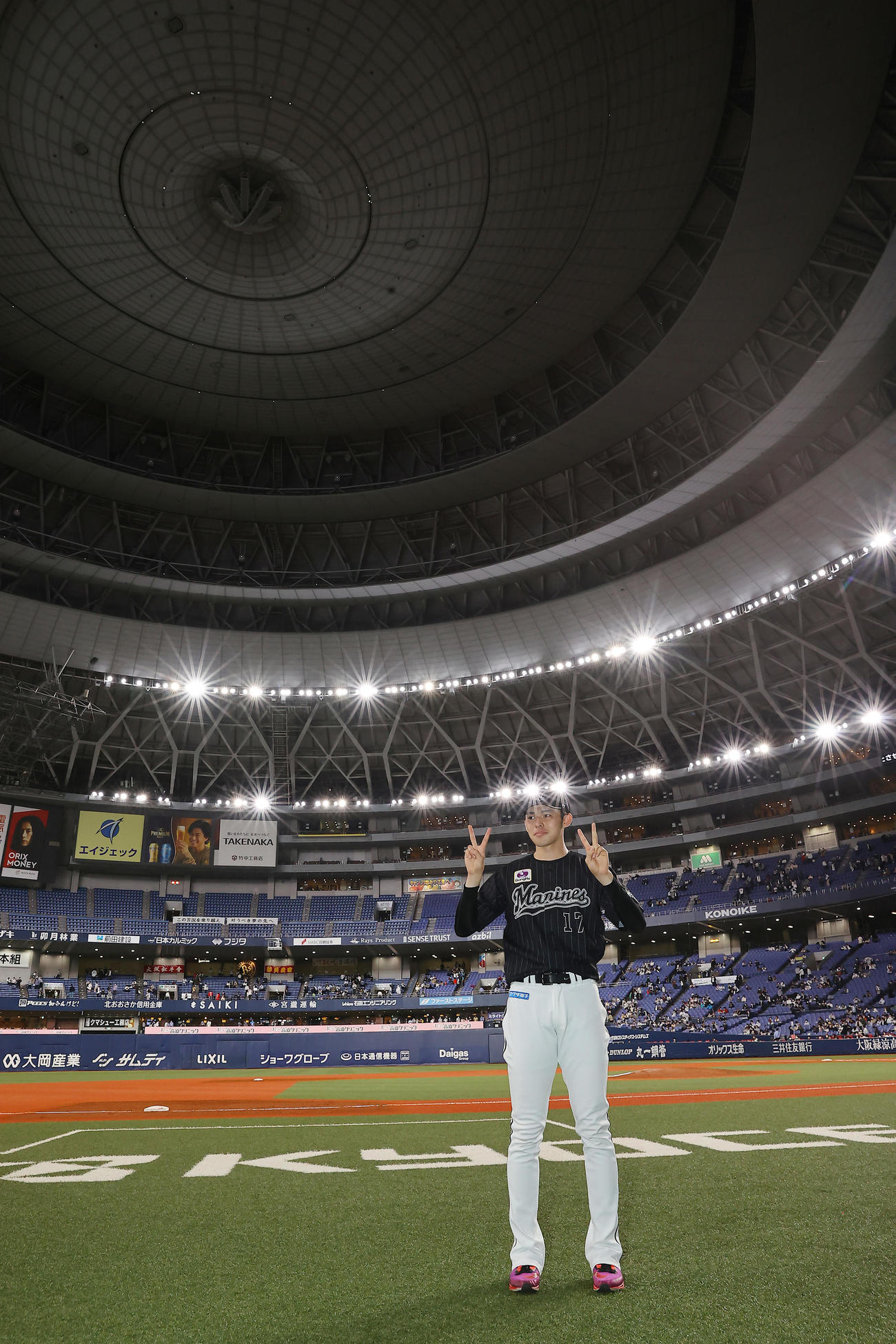 オリックス対ロッテ　4勝目を挙げ笑顔でポーズを決めるロッテ佐々木朗（撮影・垰建太）