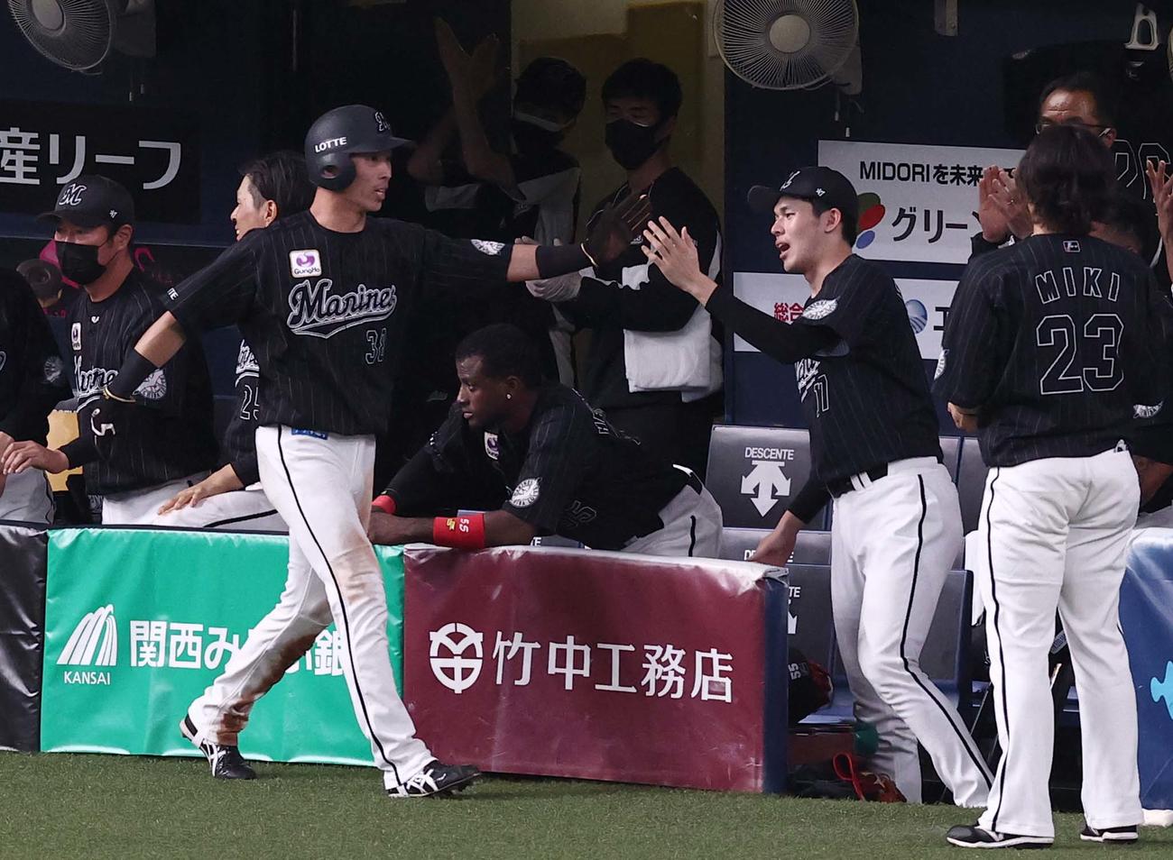 オリックス対ロッテ　8回表ロッテ1死三塁、佐々木朗（右から2人目）は佐藤都のスクイズで生還した高部をハイタッチで迎える（撮影・上田博志）