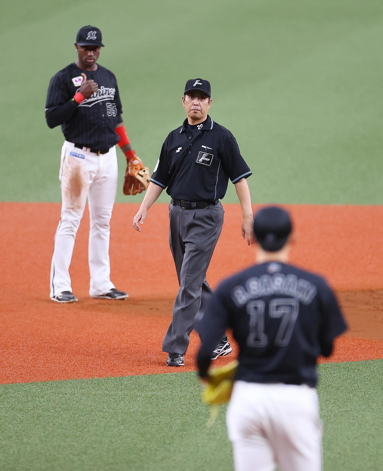 オリックス対ロッテ　ロッテ先発の佐々木朗（手前）に視線を送る白井球審員（中央）（撮影・垰建太）