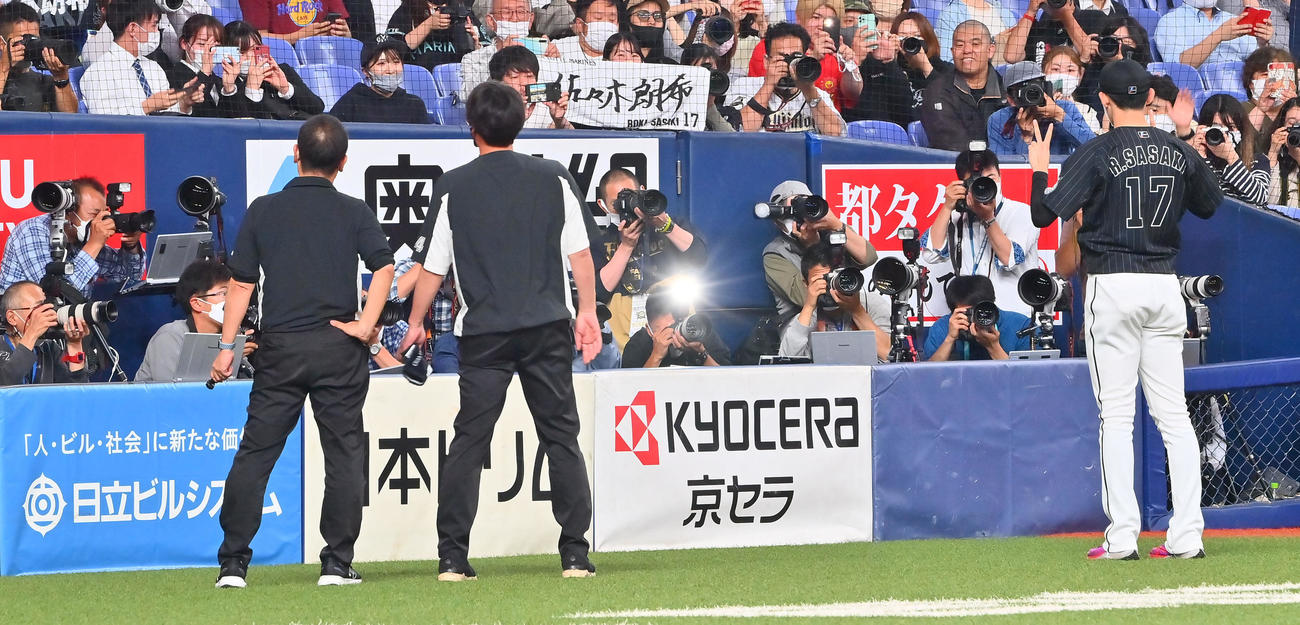 オリックス対ロッテ　ヒーローインタビューを終えカメラマンのフラッシュを浴びる4勝目を挙げたロッテ佐々木朗（撮影・和賀正仁）
